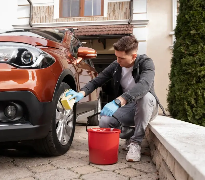 Lavage auto à domicile Valuéjols : professionnel intervenant sur un véhicule